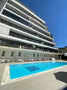 ÇİĞLİ UĞUR MUMCU’DA HAVUZ CEPHE GENİŞ KİRALIK 1+1 DAİRE