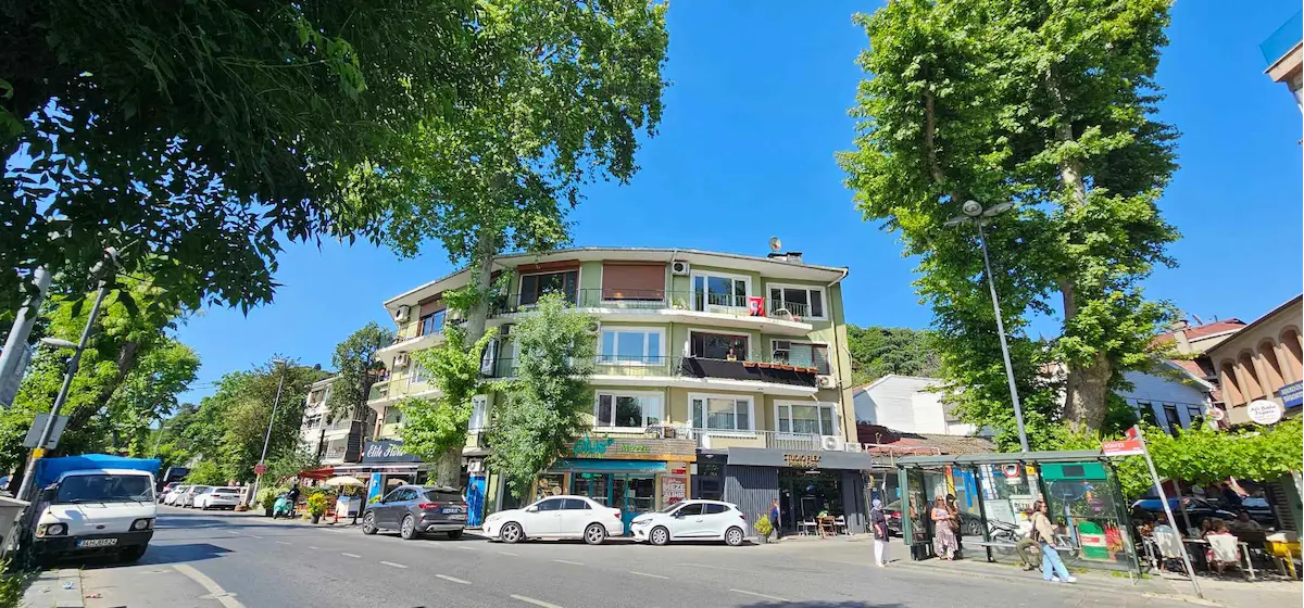 BOĞAZDA ANADOLU HISARI İSKELEYE YAKIN BOĞAZ VE KORU MANZARALI