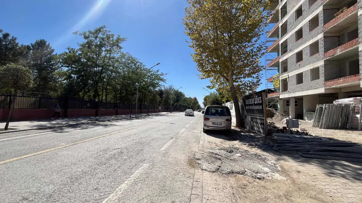 MEHMET BUYRUK CADDESINDE ÖN CEPHELI 100 M²SATILIK TICARI DÜKKAN