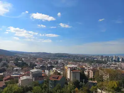 REMAX LEON ÇEKİRGE’DE YÜKSEK ŞEREFİYELİ, MUHTEŞEM MANZARALI KİRALIK 2+1