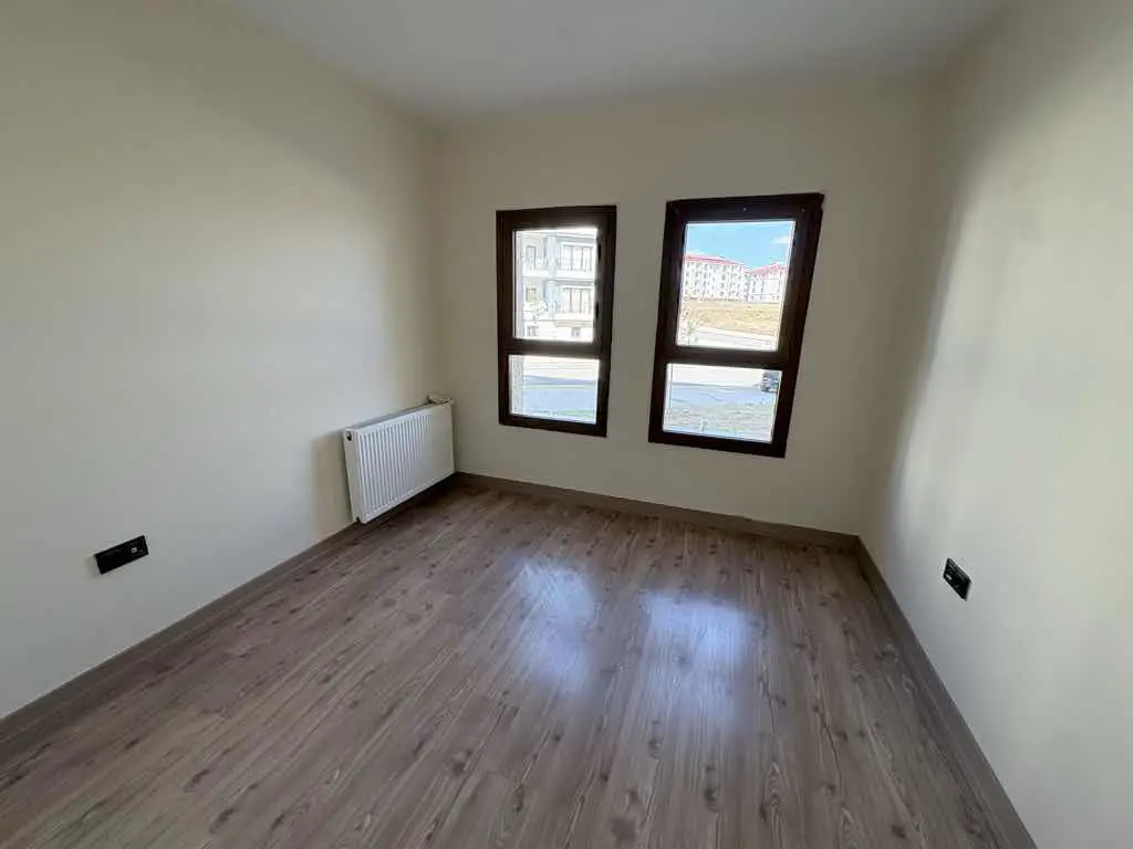ÇORLU’DA SİTE İÇİNDE 2024 YAPIMI 2+1 | GİRİŞ KAT | BALKONLU | MERKEZİ ISITMA