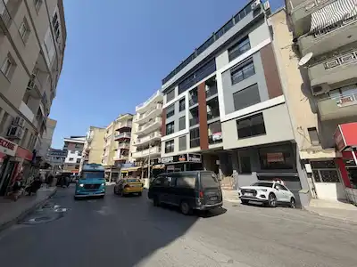 REMAX GALAKSİDEN KARŞIYAKA ŞEMİKLER CADDE ÜZERİNDE 2+1 ÖNÜ AÇIK
