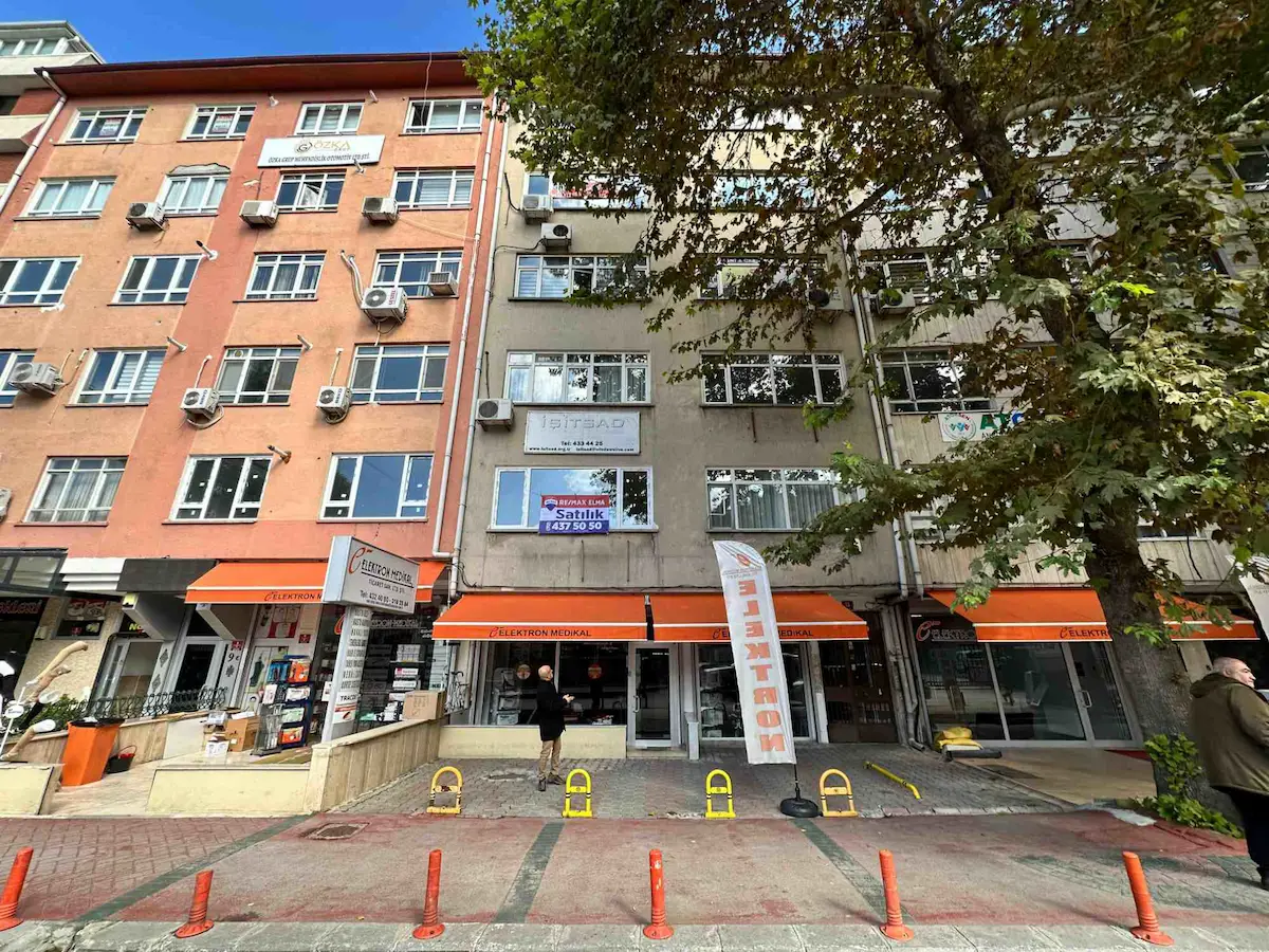 ANKARA'NIN MERKEZİN'DE VALİ KONAĞINA KOMŞU KATTA 2+1 SATILIK DAİRE