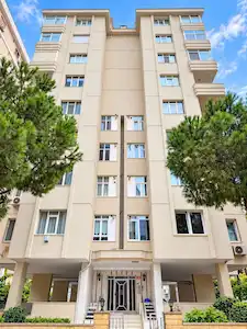 SUADİYE'DE MERKEZİ KONUMDA, BAKIMLI VE BALKONLU 3+1