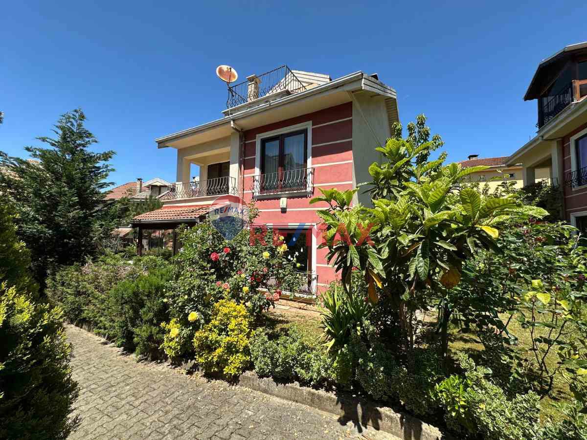 KOCAELİ GÖLCÜK DEĞİRMENDERE ATATÜRK MAHALLESİ HAVUZLU MANOLYA SİTESİ SATALIK 4+1 TAM MÜSTAKİL VİLLA