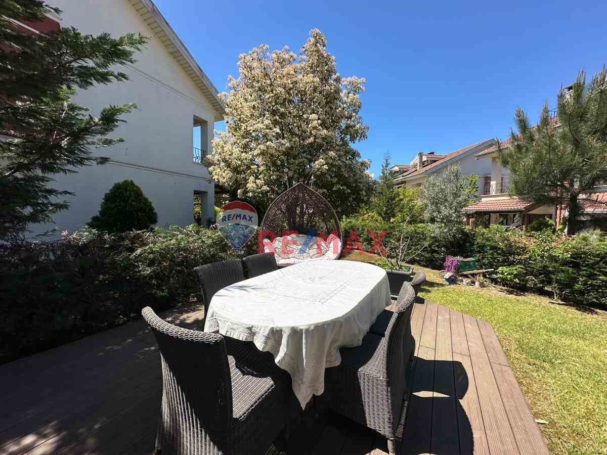 KOCAELİ GÖLCÜK DEĞİRMENDERE ATATÜRK MAHALLESİ HAVUZLU MANOLYA SİTESİ SATALIK 4+1 TAM MÜSTAKİL VİLLA