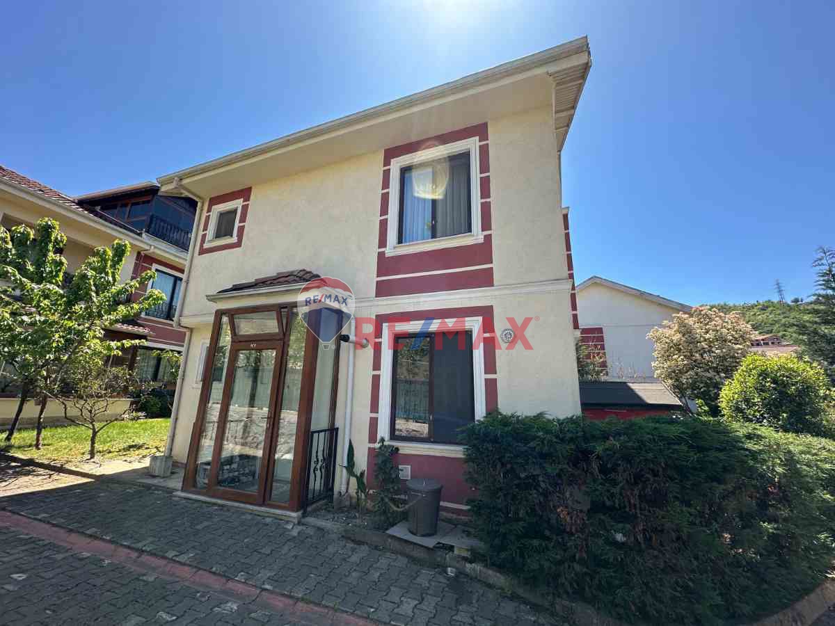 KOCAELİ GÖLCÜK DEĞİRMENDERE ATATÜRK MAHALLESİ HAVUZLU MANOLYA SİTESİ SATALIK 4+1 TAM MÜSTAKİL VİLLA