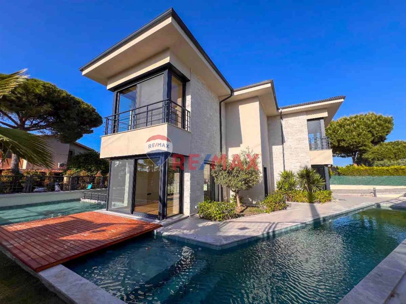 ÇEŞME DALYAN'DA SATILIK 6+2 MÜSTAKIL TRIPLEKS VILLA