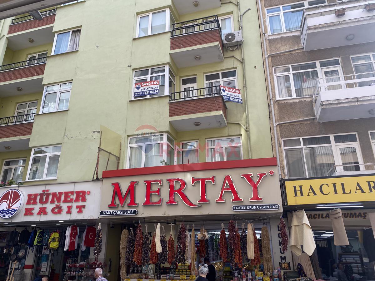 İZMIT ÇARŞI MERKEZDE 3+1 ~135M2 KİRALIK ARAKAT ASANSÖRLÜ BOŞ DAIRE