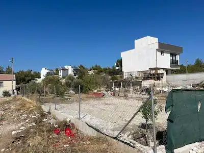 ÇANDARLI MAVIKENT'TE SATILIK VILLA IMARLI ARSA