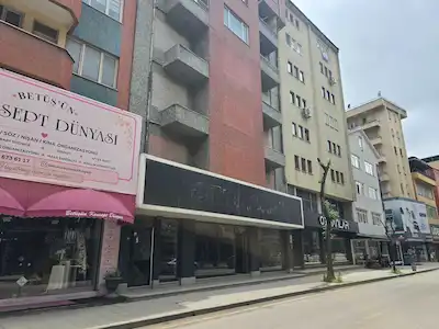 İZMİT TURAN GÜNEŞ CADDESİ KİRALIK 1200 M² DÜKKAN