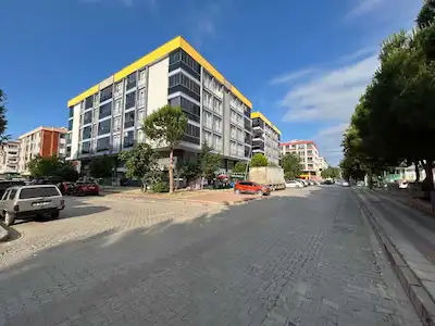 ATAKUM ÖMÜREVLERİNDE SAHİLE VE TRAMAYA ÇOK YAKIN SATILIK 2+1 DAİRE