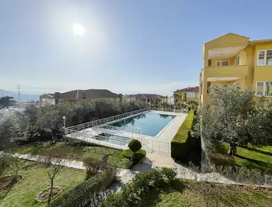 ALTINOLUK’TA HAVUZLU SİTEDE SATILIK 3+2 BAHÇE KATI DUBLEKS DAİRE 