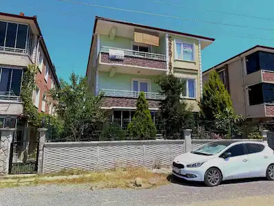 RE/MAX MAVİ'DEN MUTFAK AYRI, ÖN CEPHE, EŞYALI SATILIK 2+1 DAİRE