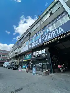 TOPÇULAR İŞ MERKEZİ'NDE CADDE CEPHELİ, REKLAM DEĞERİ YÜKSEK KİRALIK OFİS