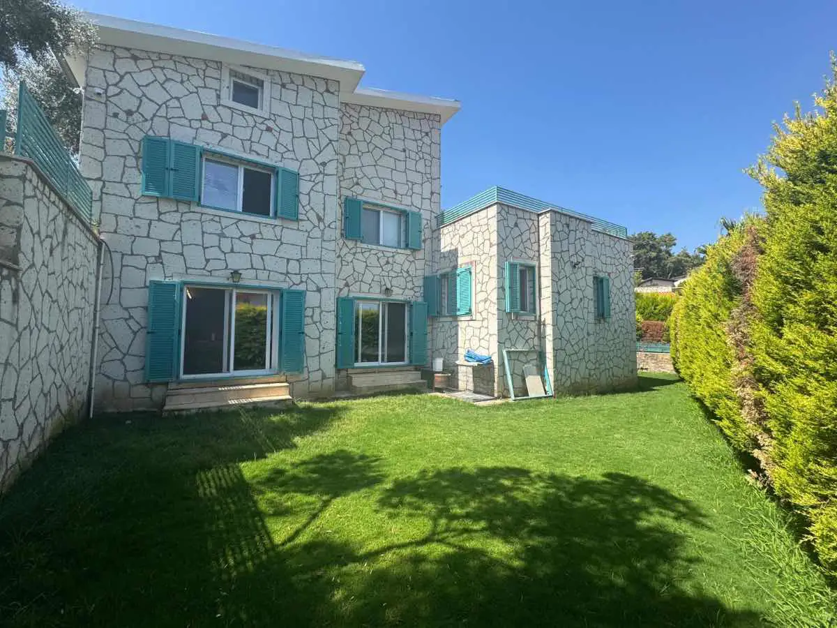  KEMALPAŞA ÇINARKÖY SITESINDE MIMAR TASARIMLI,BAHÇELİ 7+1 LÜKS TRİPLEKS VİLLA