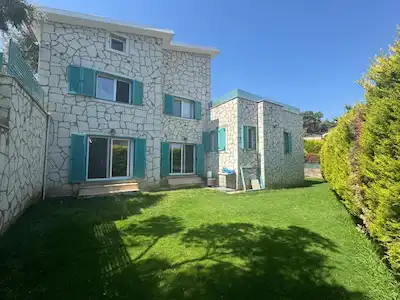 KEMALPAŞA ÇINARKÖY SITESINDE MIMAR TASARIMLI,BAHÇELİ 7+1 LÜKS TRİPLEKS VİLLA