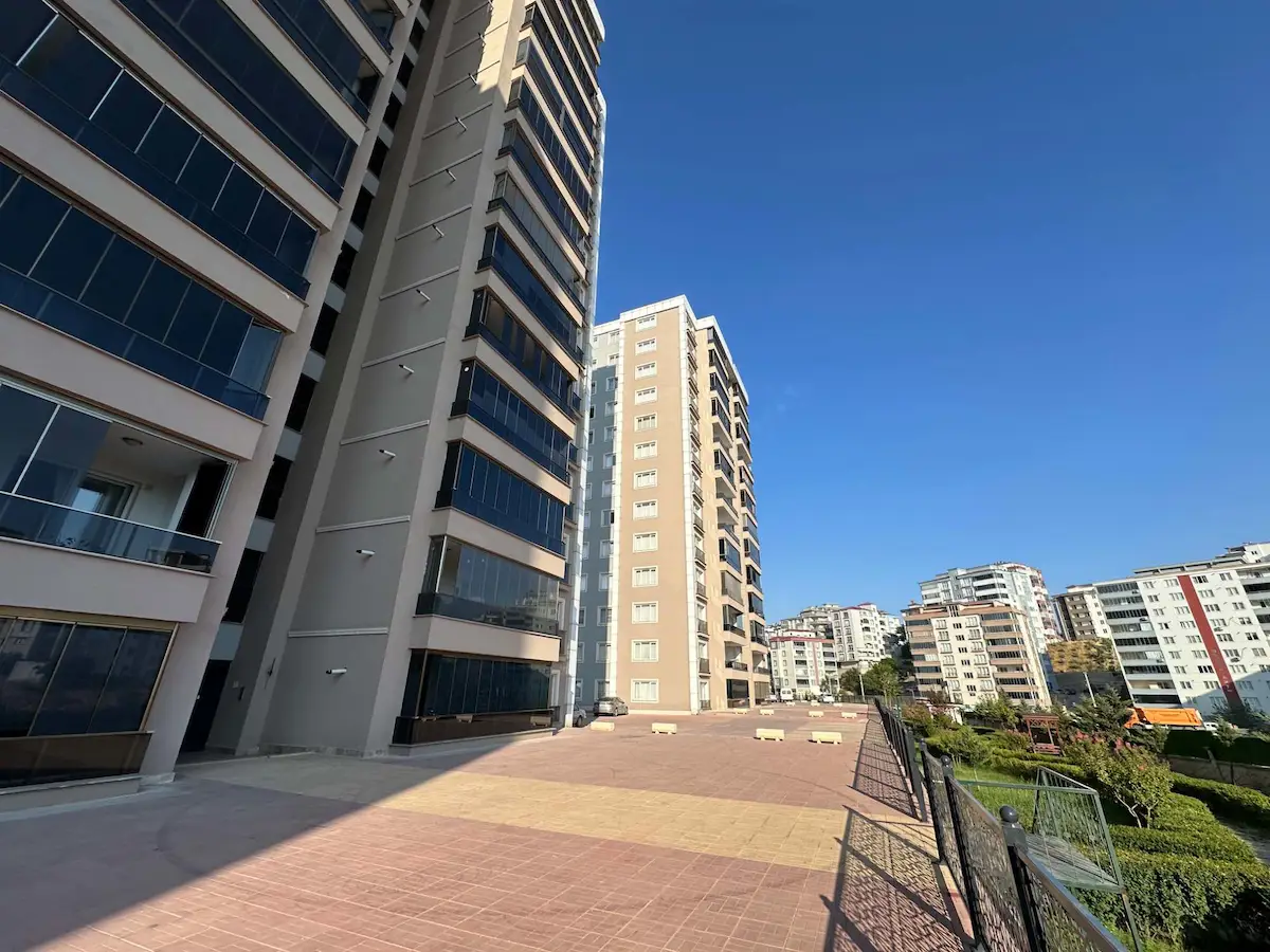 RE/MAX EDE'DEN SOSYAL DONATILI SİTEDE MODERN TASARIMLI 4+1 DAİRE