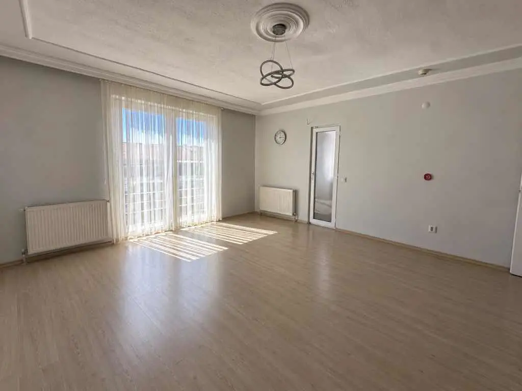 İSTİKLAL CADDESİ ÜZERİNDE OTOPARKLI KİRALIK 3+1 DAİRE