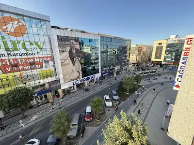 GAZIOSMANPAŞA MEYDANDA  SATILIK BÜRO & OFİS