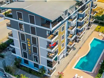 DENİZE VE BOTANİK PARKA YAKIN HAVUZLU SİTEDE EŞYALI 1+1