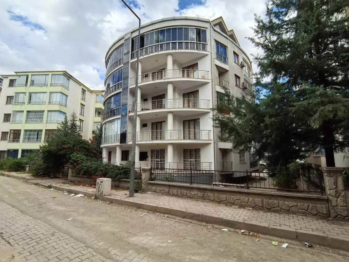 RE/MAX DEĞİŞİM'DEN CUMHURİYET MAHALLESİ'NDE 4+1 LÜKS 215 M² SATLIK DAİRE