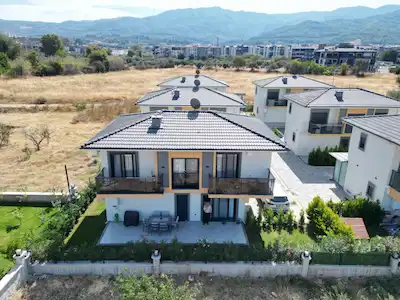 KUŞADASI DAVUTLAR’DA YOLUN ALTINDA 3+1 EŞYALI TAM MÜSTAKİL SIFIR VİLLA