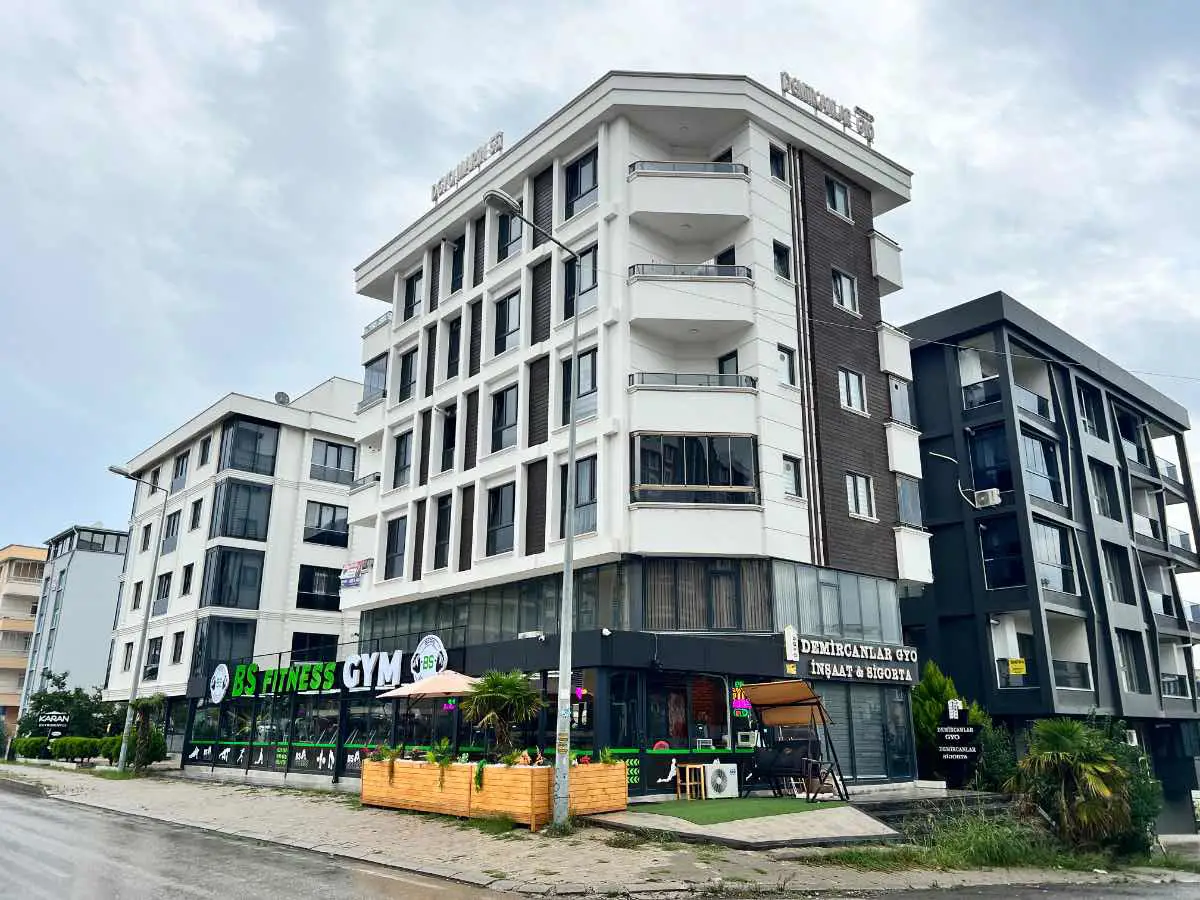 KÖRFEZ TRAMVAY DURAĞINA CEPHE KİRALIK LÜKS 1+1 LOFT DAİRE