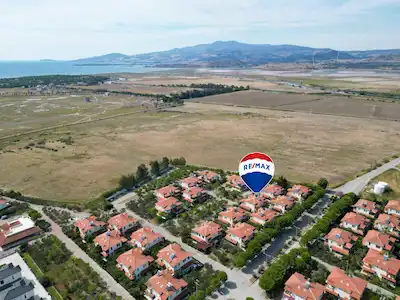 ÇANDARLI YILDIZKENT SITESINDE MUHTEŞEM LOKASYONDA SATILIK VILLA
