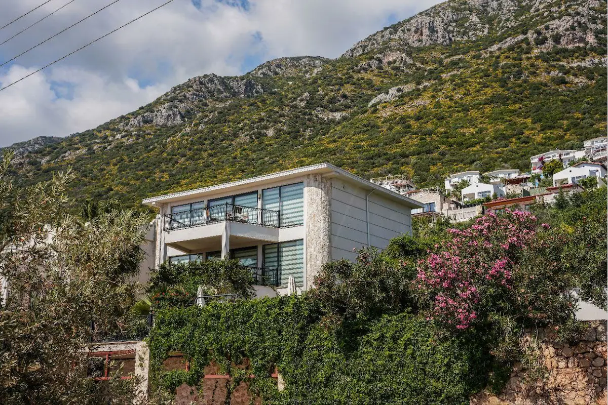 KALKAN’DA EŞİ BENZERİ AZ BULUNAN, PANORAMİK MANZARALI LÜKS TRİPLEKS VİLLA