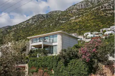 KALKAN’DA EŞİ BENZERİ AZ BULUNAN, PANORAMİK MANZARALI LÜKS TRİPLEKS VİLLA