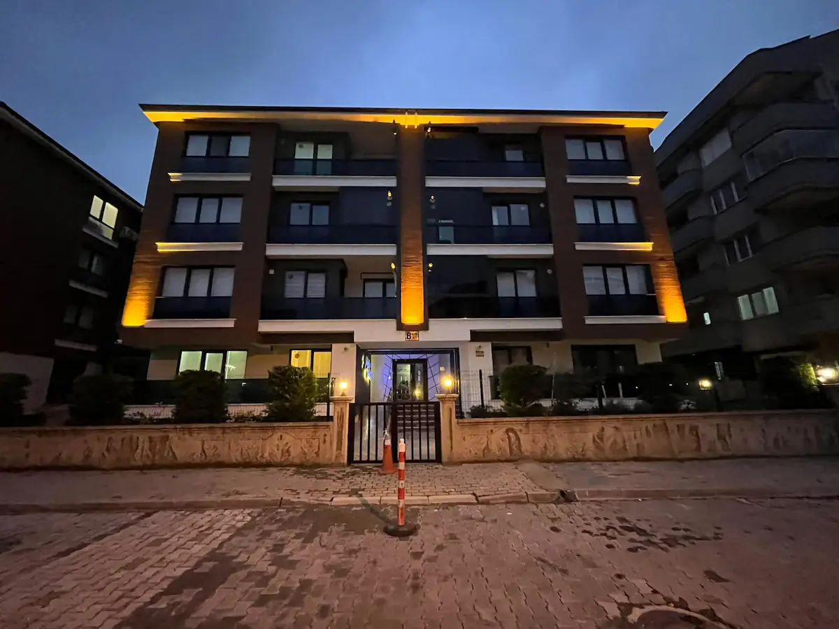 RE/MAX ŞEHİR 2 ÇİFTLİKKÖY SİTELER MAH. EŞYALI KİRALIK DAİRE