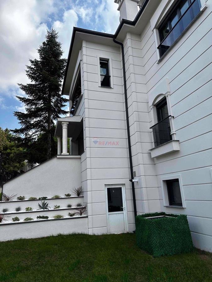 BAHÇEŞEHİR GÖLET MANZARALI TADİLATLI MÜSTAKİL HAVUZLU 8+3 VİLLA