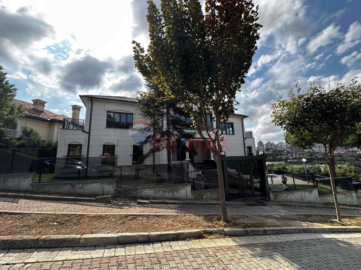 BAHÇEŞEHİR GÖLET MANZARALI TADİLATLI MÜSTAKİL HAVUZLU 8+3 VİLLA