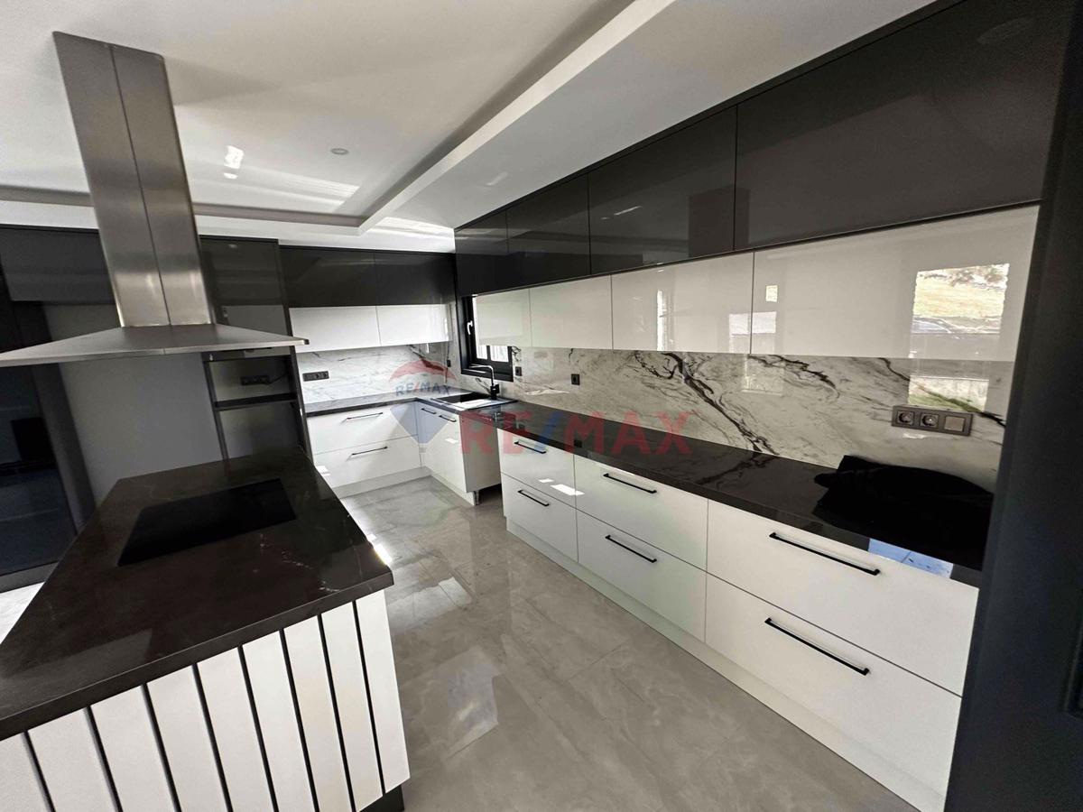 BAHÇEŞEHİR GÖLET MANZARALI TADİLATLI MÜSTAKİL HAVUZLU 8+3 VİLLA