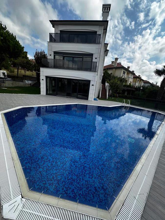 BAHÇEŞEHİR GÖLET MANZARALI TADİLATLI MÜSTAKİL HAVUZLU 8+3 VİLLA