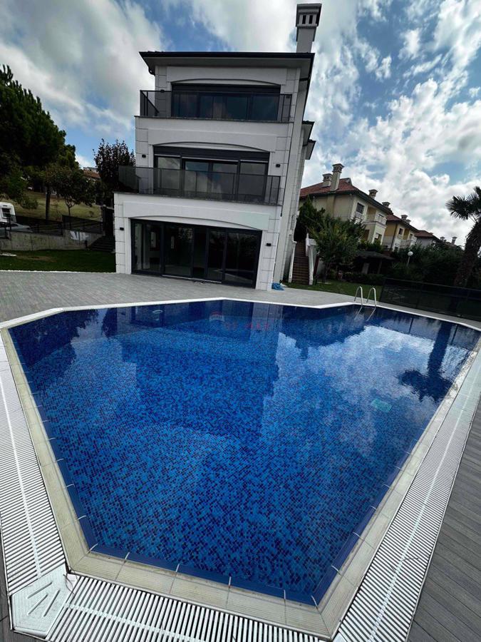 BAHÇEŞEHİR GÖLET MANZARALI TADİLATLI MÜSTAKİL HAVUZLU 8+3 VİLLA