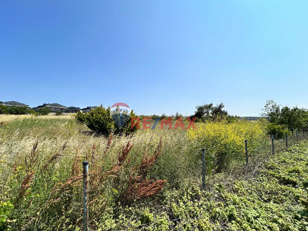 BÜYÜKÇEKMECE KARAAĞAÇ BÖLGESİNDE GÖL MANZARALI VİLLA İMARLI SATILIK ARSA 