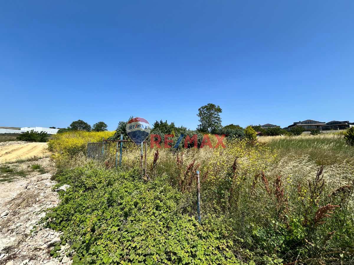 BÜYÜKÇEKMECE KARAAĞAÇ BÖLGESİNDE GÖL MANZARALI VİLLA İMARLI SATILIK ARSA 