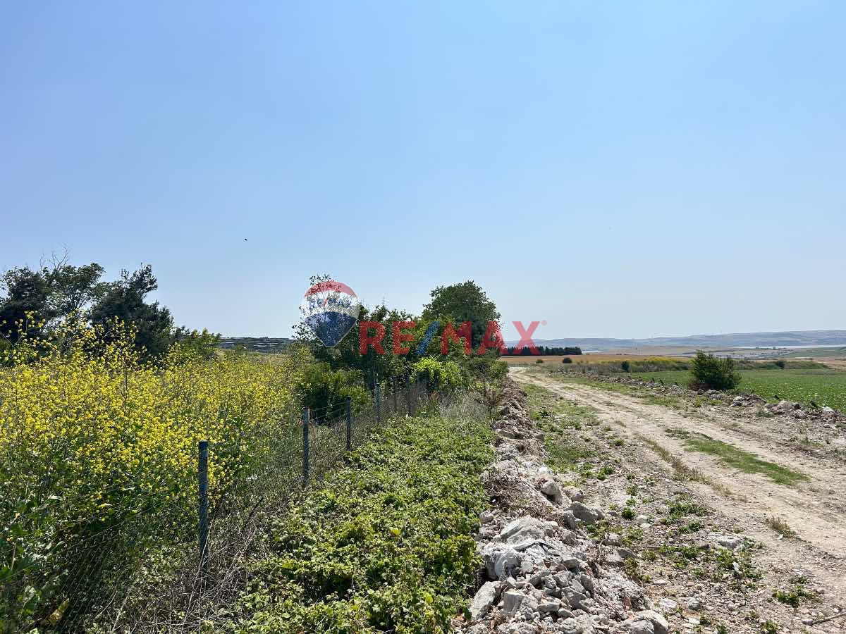 BÜYÜKÇEKMECE KARAAĞAÇ BÖLGESİNDE GÖL MANZARALI VİLLA İMARLI SATILIK ARSA 