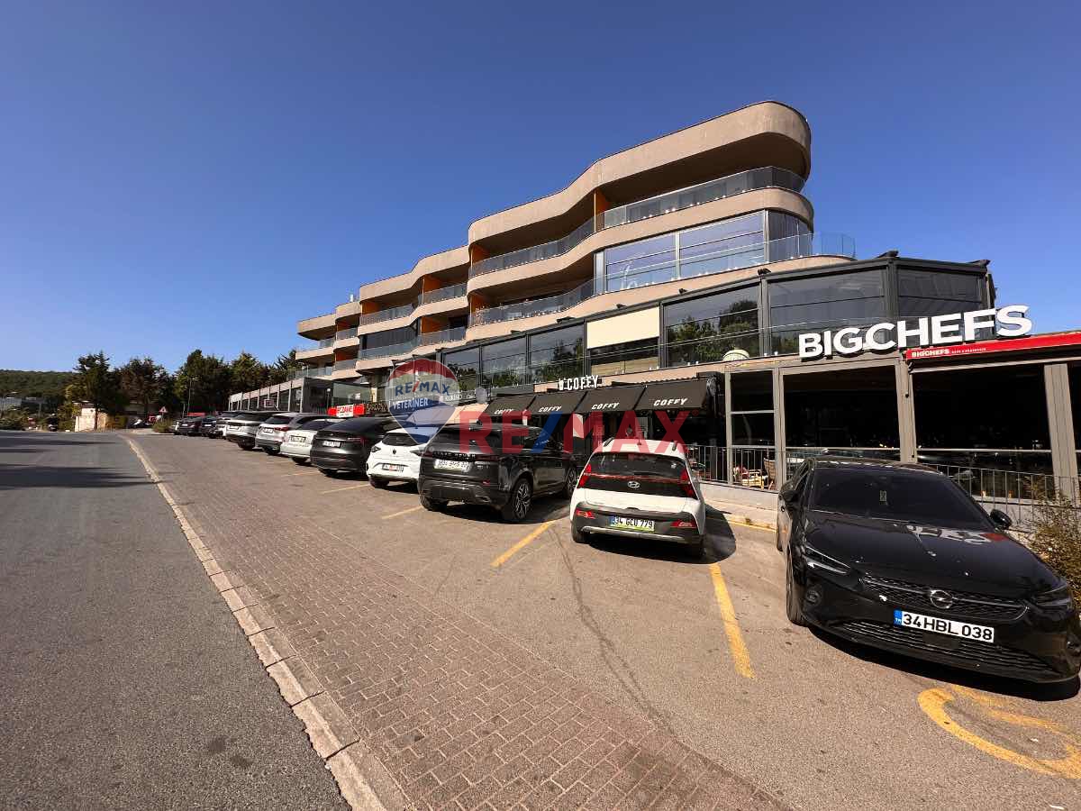 ÇAMLIYAKA KONAKLARINDA , TERAS VE BAHÇELİ ÇOK ÖZEL DAİRE ..