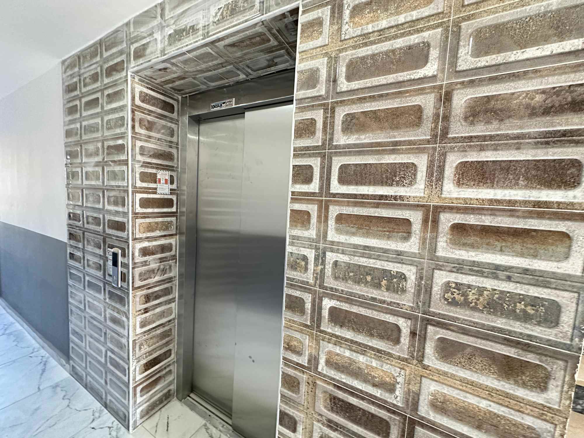 DENIZE YAKIN HAVUZ MANZARALI KÖŞE DAIRE 1+1