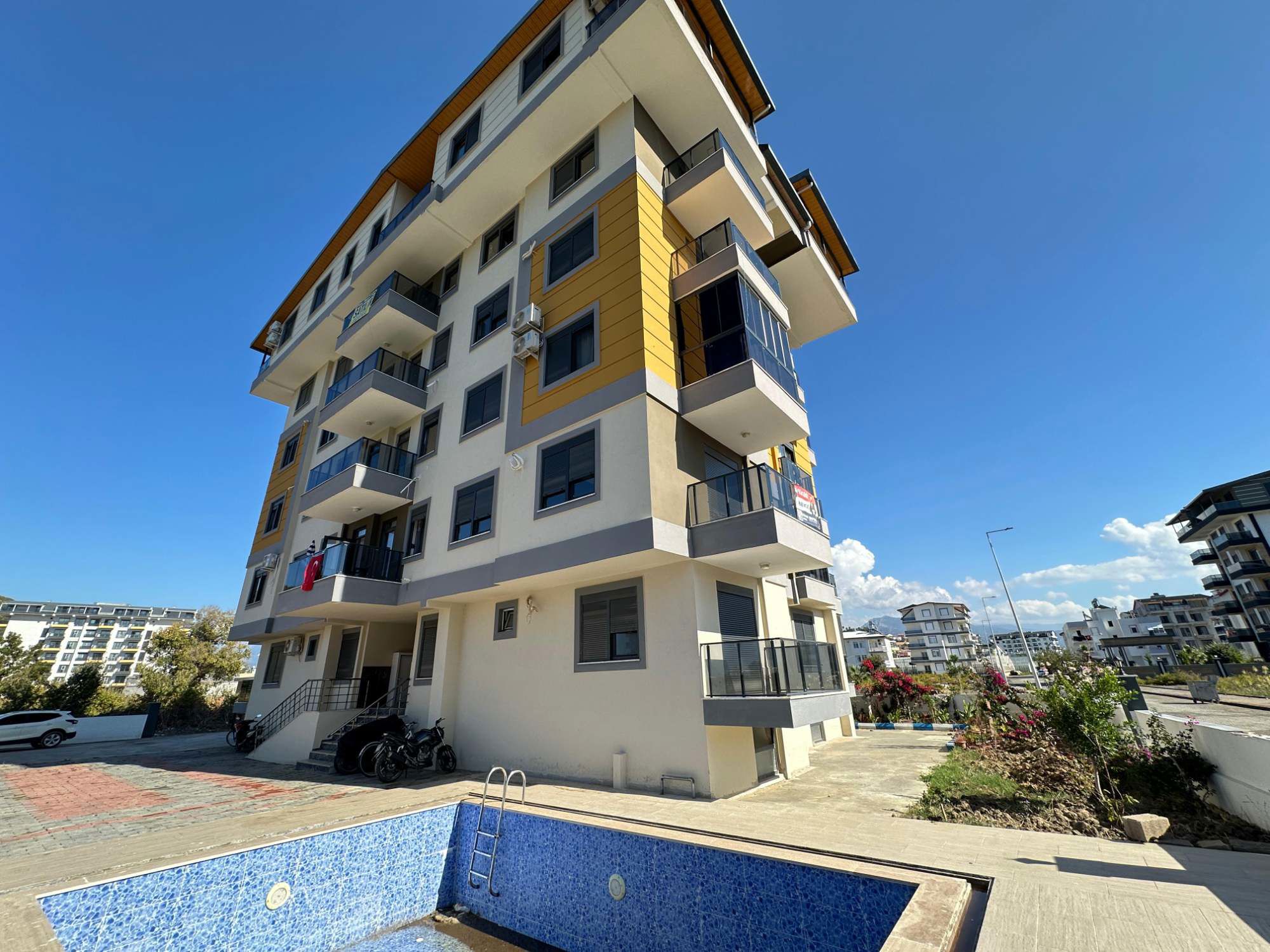 DENIZE YAKIN HAVUZ MANZARALI KÖŞE DAIRE 1+1