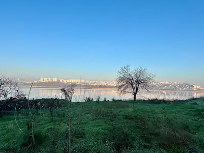 YARIMBURGAZDA YATIRIM FIRSATI! 150M² GÖL MANZARALI ARSA