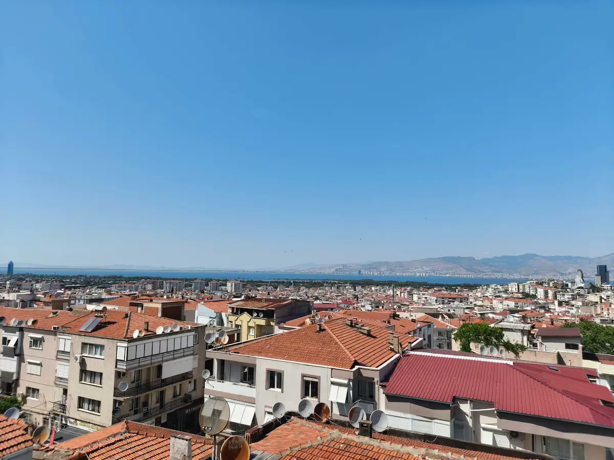 BALÇOVA SAKARYA CADDESİNDE DENİZ VE ŞEHİR MANZARALI 2+1 SATILIK DAİRE