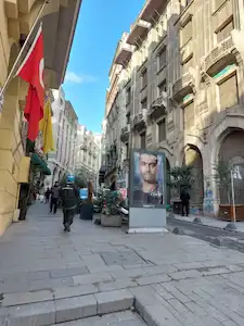 KARAKÖY BANKALAR CADDESİ’NDE KÖŞE KONUMLU PRESTİJLİ SATILIK BÜRO