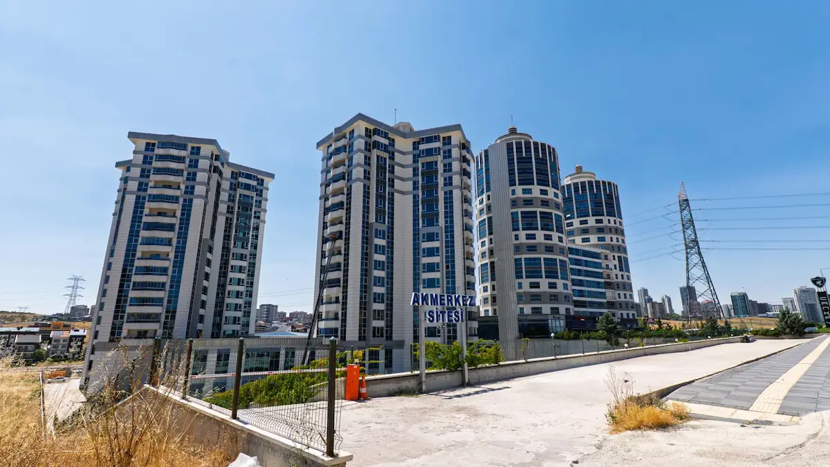 ÇAYYOLU'NDA ESKIŞEHIR YOLU'NA CEPHE KIRALIK GENIŞ 4+1 DAIRE