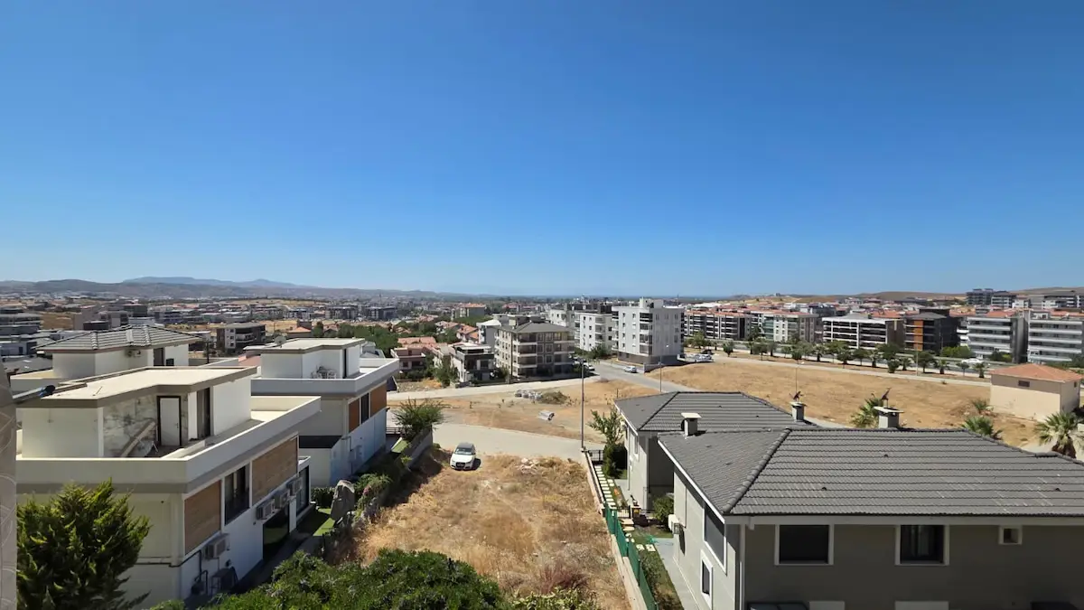 SEFERİHİSAR ARAKAT D.GAZLI ASANSÖRLÜ 2+1 SATILIK MANZARALI DAİRE
