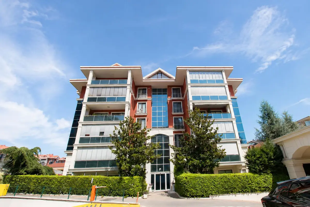 REMAX BEYAZ DOĞUŞPARK SİTEİSİ BÜYÜK TİP 2'+1 SATILIK DAİRE