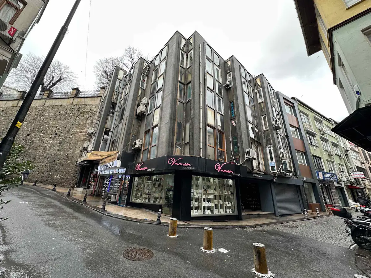SİRKECİ, CAĞALOĞLU YOKUŞUNDA KİRALIK OFİS